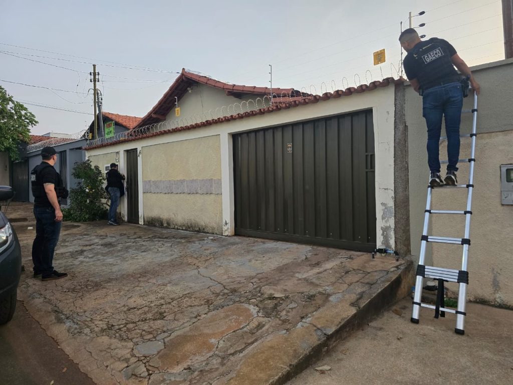 Servidores públicos suspeitos de superfaturar impostos e cobrar propina de contribuintes são alvos de operação