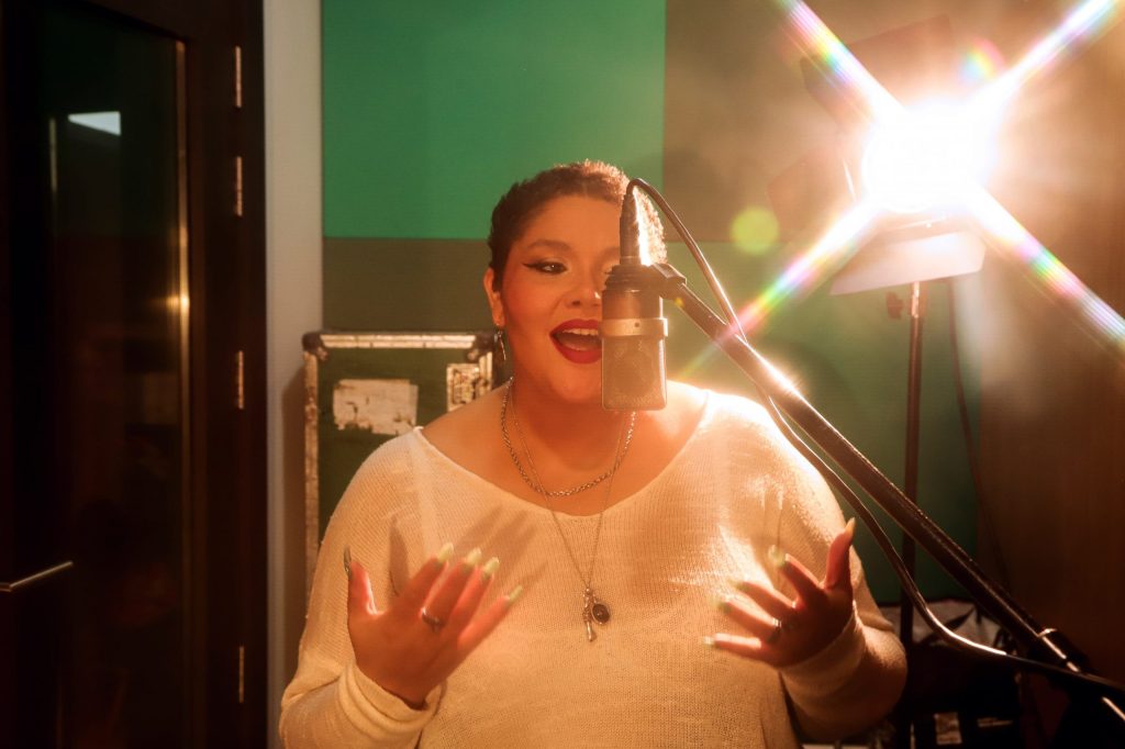 Vocalista de Baco Exu do Blues, Alma Thomas festeja o Natal com jazzístico álbum autoral de músicas inéditas