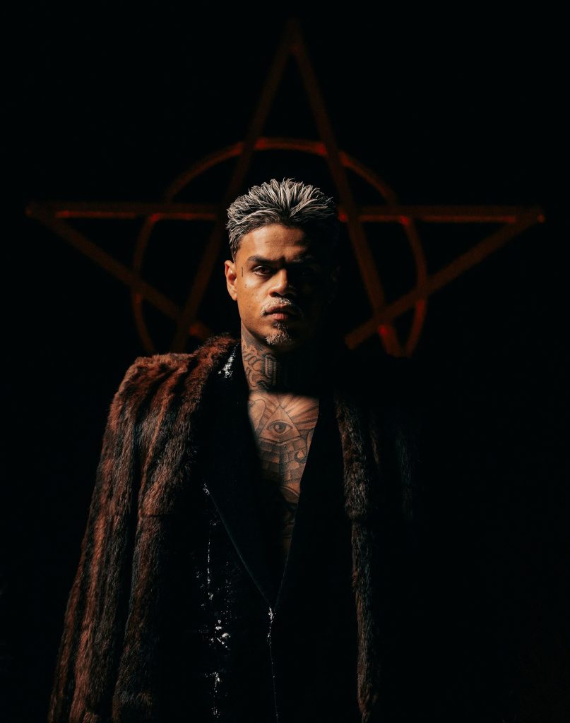 MC Cabelinho versa sobre a dualidade humana em álbum que traz áudios de Capitão Guimarães e Chico Moedas