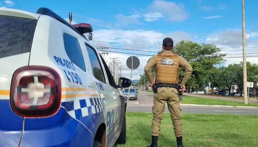 Motorista invade acostamento, atropela ciclista e foge sem prestar socorro, diz PM