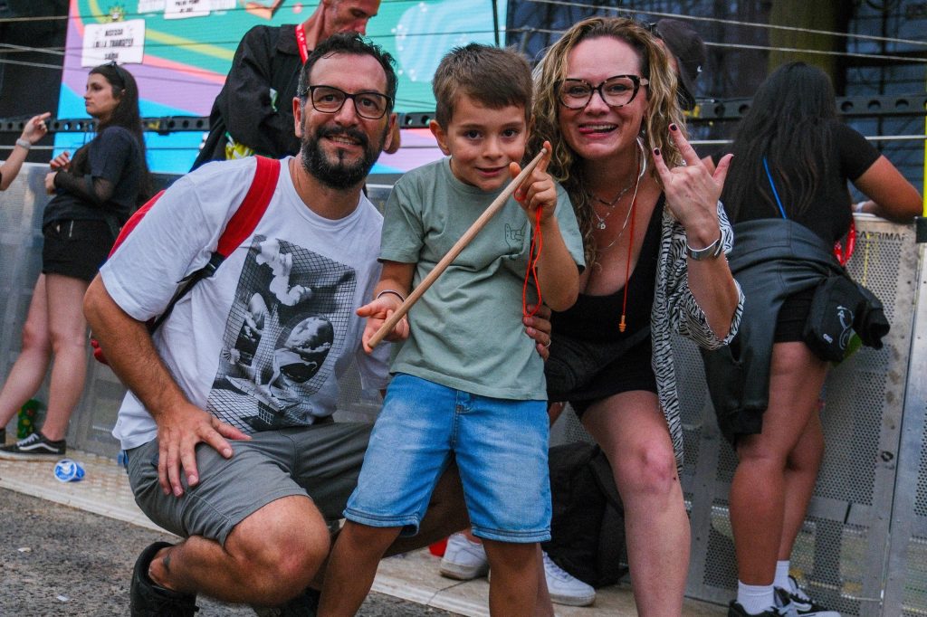 Garotinho de 6 anos vibra em show de Ca7riel & Paco e ganha baqueta de baterista