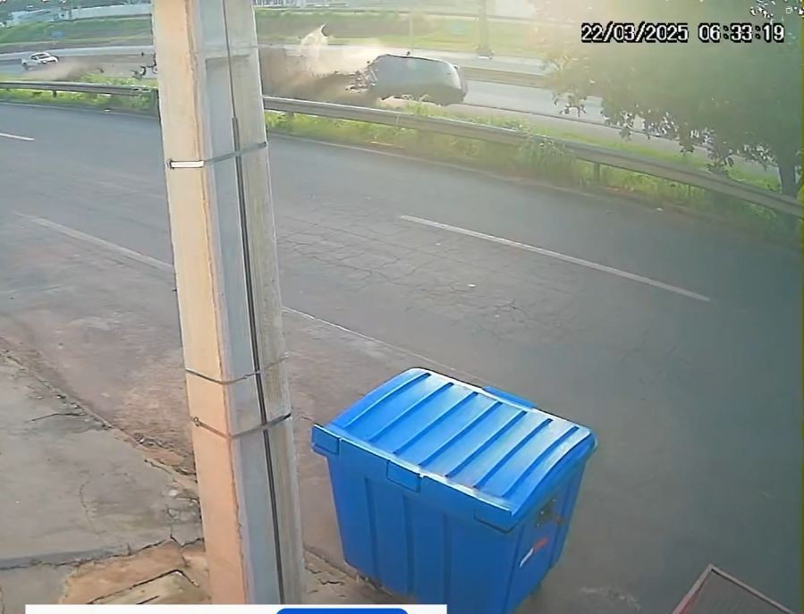 Novo vídeo mostra momento em que motociclista é atingida por carro de luxo em alta velocidade e morre na BR-153