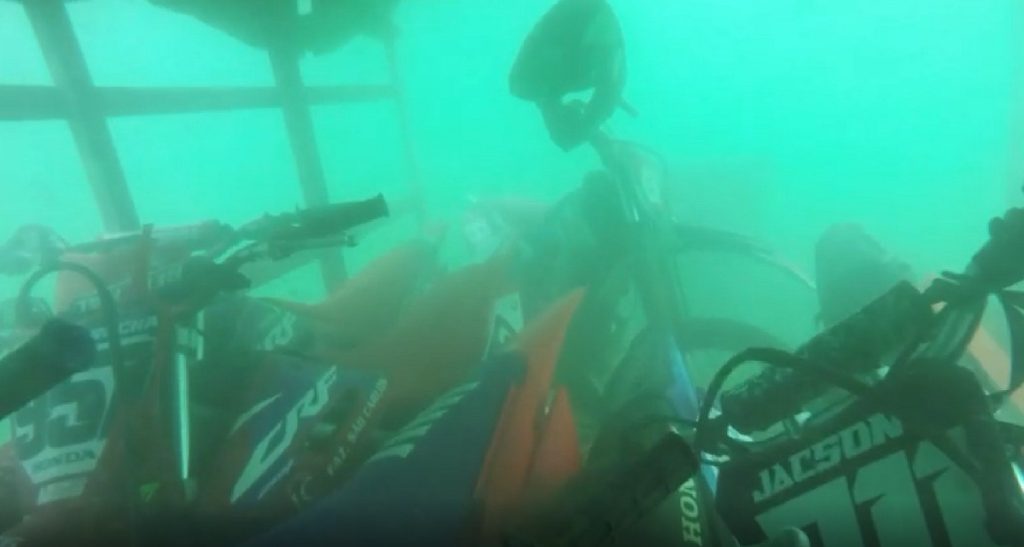 Mergulhador filma balsa que naufragou carregada de motos e trilheiros no Rio Tocantins; dois morreram