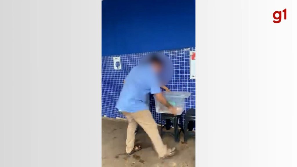 Ambulante é retirado à força em frente a supermercado e vídeo viraliza