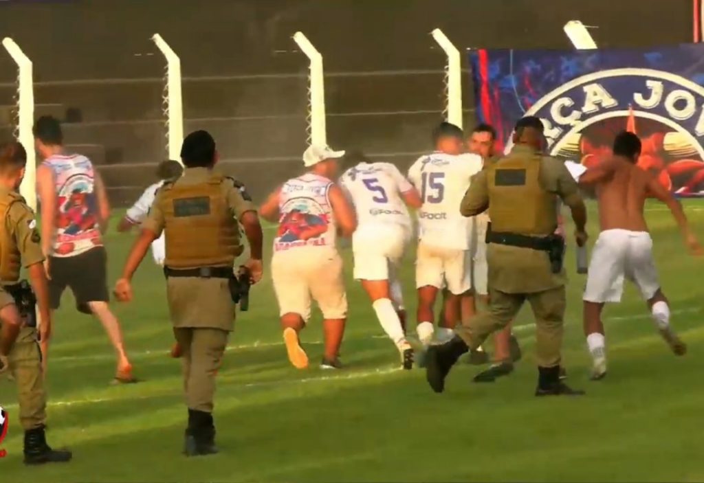 Partida do Tocantinense tem invasão e agressão contra jogadores