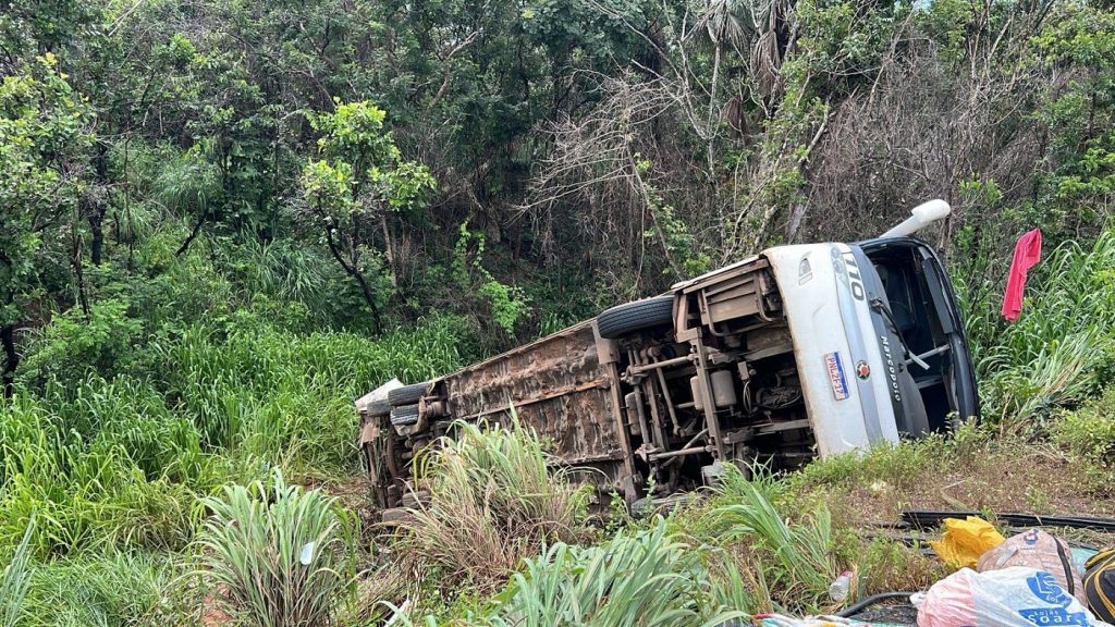 Mulher que morreu em acidente com ônibus na BR-153 voltava das férias com a família