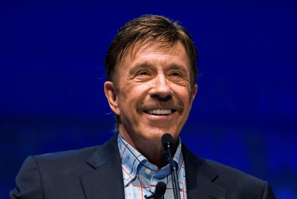 Após morte de Chuck Norris, família faz alerta sobre fake news