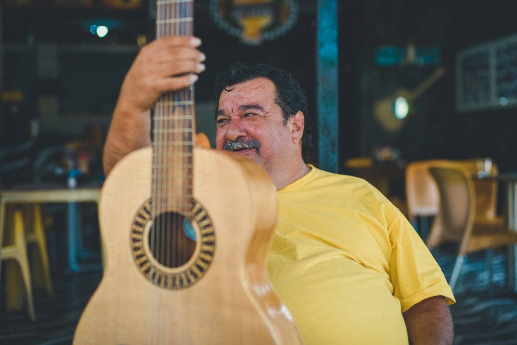 Compositor Tarcísio Sardinha, falecido em 2022, é revivido no álbum ‘A cor do teu olhar’ por Renato Braz e Zé Renato