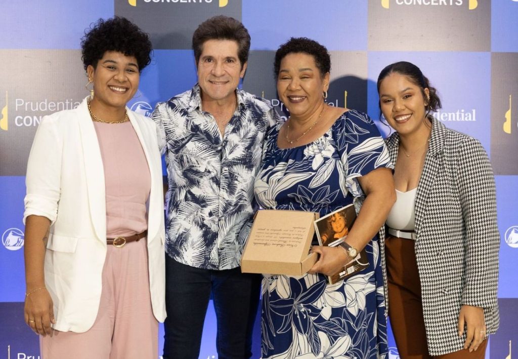 Aos 51 anos, fã se emociona ao receber autógrafo e rosa do cantor Daniel durante show; VÍDEO