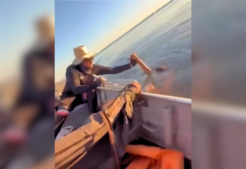Após mudarem rota devido ao vento, pescadores salvam homem no Lago de Palmas; VÍDEO