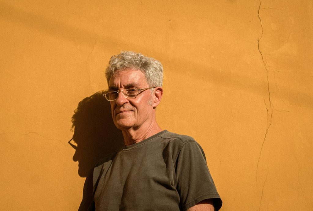 Maurício Pereira é o porta-estandarte da música incomum que abastece de poesia o álbum autoral ‘O dia da girafa’