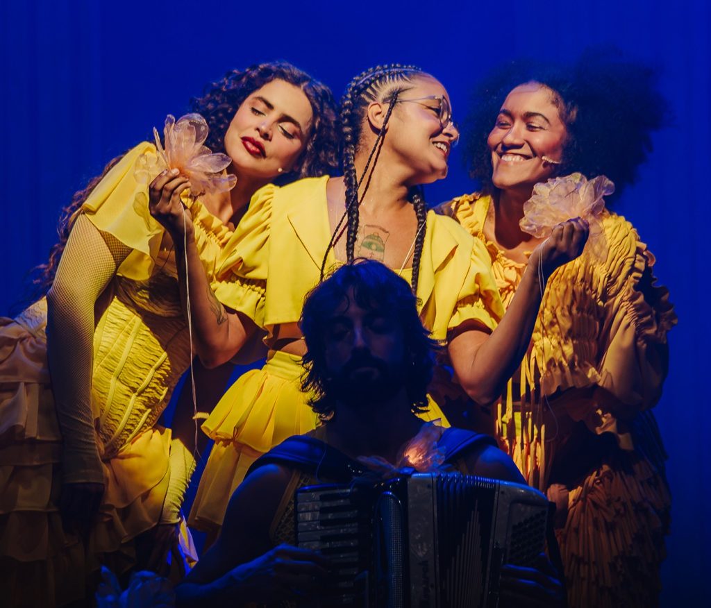 Musical ‘Anunciação’ cria um universo mágico ao traduzir em cena o estado de poesia das andanças de Alceu Valença