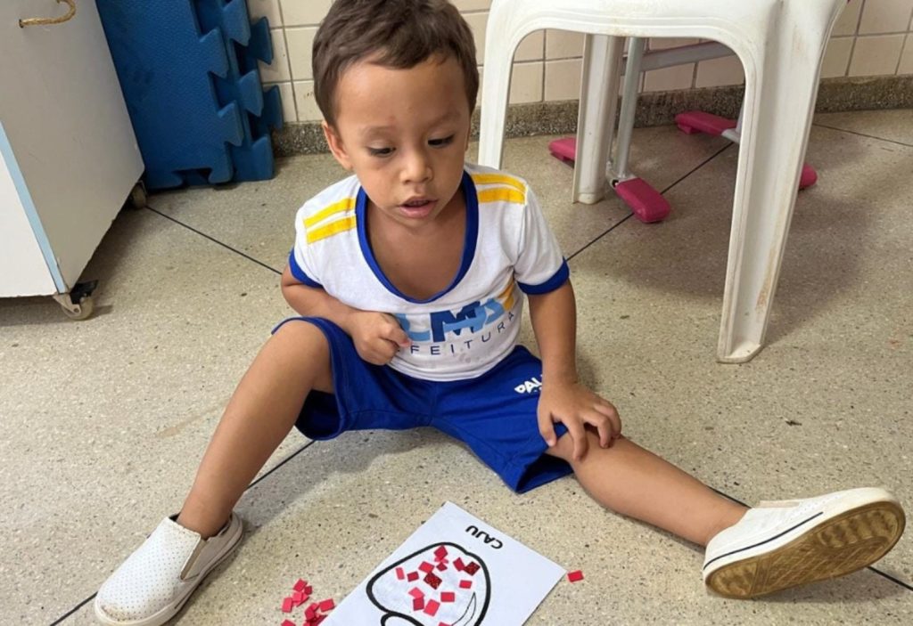 Escola onde Gustavo Veloso estudava faz ato em memória da criança encontrada morta na casa do pai