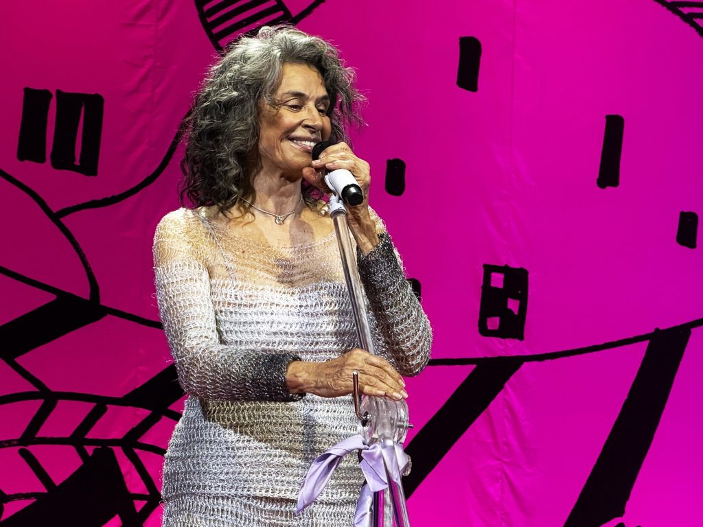 Simone veste muito bem a ‘nova roupa colorida’ de Ana Frango Elétrico no frescor do show ‘Que mulher é essa?’