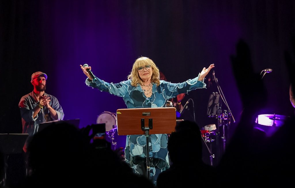 Deixa eu dizer o que penso do álbum em que Claudya revê 60 anos de carreira…