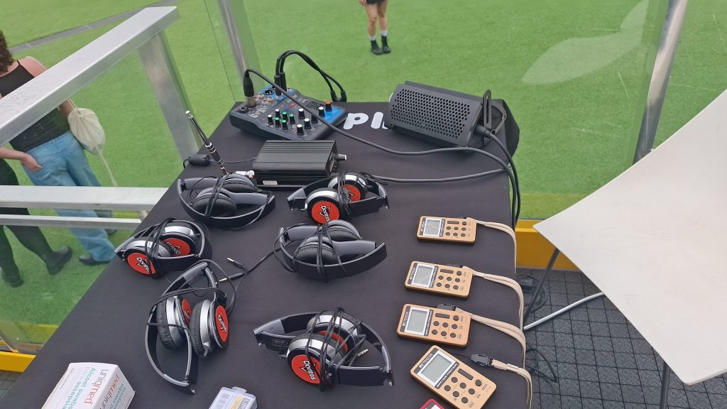Sentir a música, ‘ver’ o palco pelo rádio e fugir do barulho: como funciona a acessibilidade no Rock in Rio