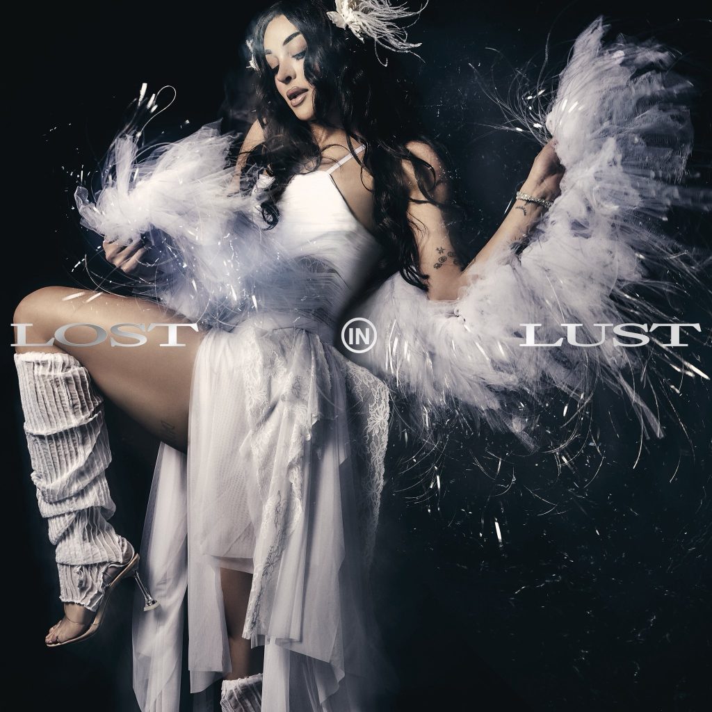 Pabllo Vittar se move sob rastros de luz na foto da capa do álbum ‘Lost in lust’