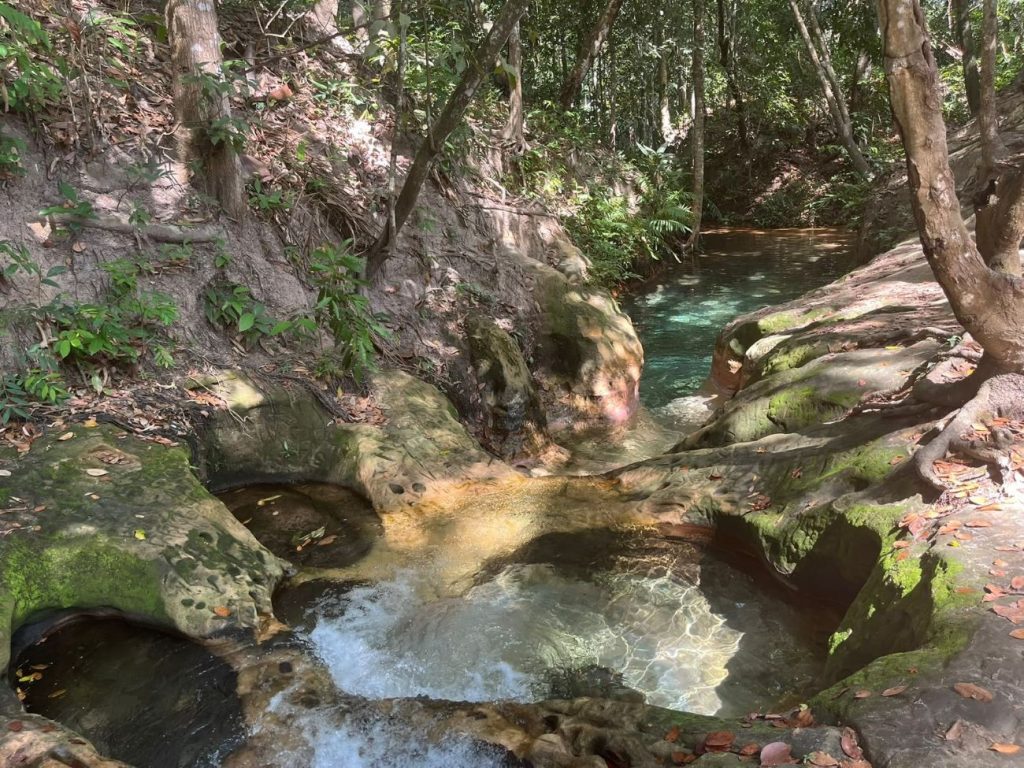 Rio de águas cristalinas pouco conhecido no interior do Tocantins vira destino de banho