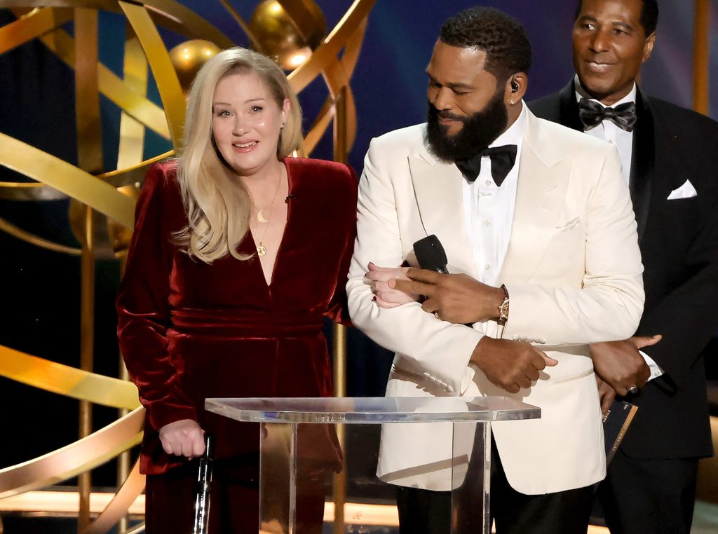 Christina Applegate diz que diagnóstico de esclerose múltipla estava errado: ‘De volta à estaca zero’