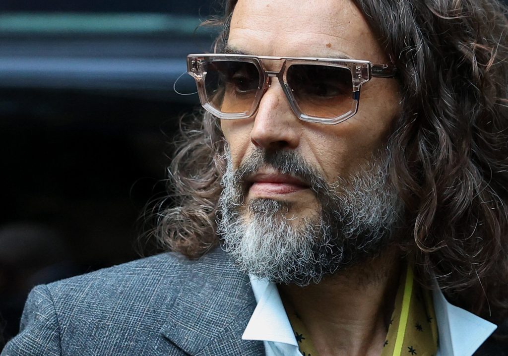 ‘Fechei os olhos e tentei não estar ali’, diz mulher que acusa Russell Brand de estupro