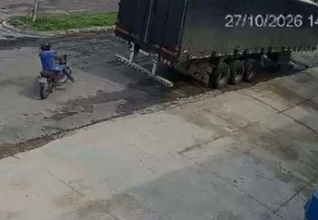 Motociclista morre após não conseguir frear e bater na traseira de caminhão; VÍDEO