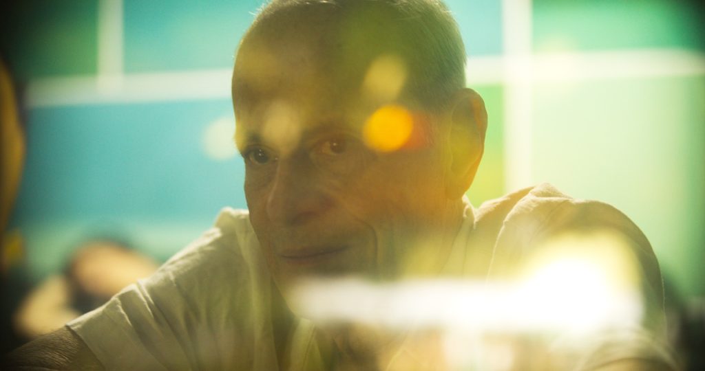 Ney Matogrosso tira as máscaras e as fantasias, mas não a trava emocional, em filme sobre os bastidores do artista