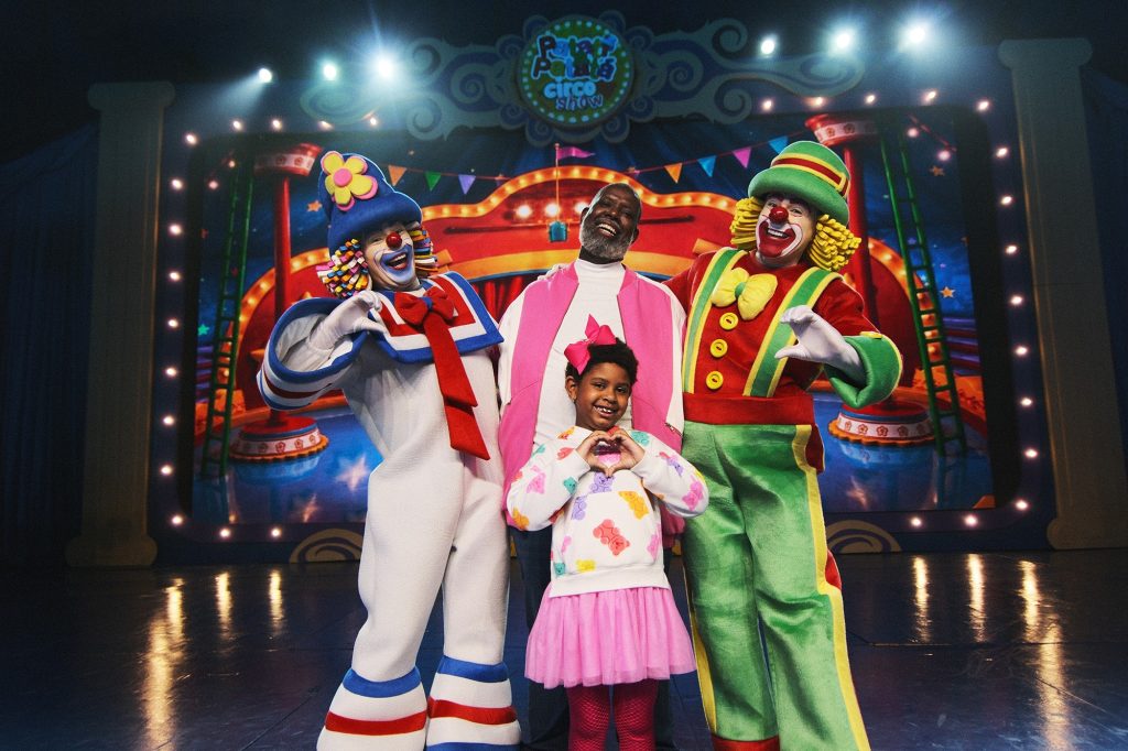 Péricles arma ‘O circo da alegria’ com Patati Patatá e a filha Maria Helena em single e clipe para o Dia das Crianças